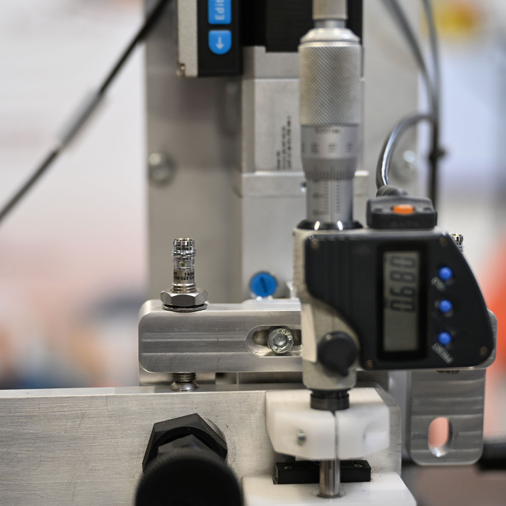 Mesure au micromètre pour machine spéciale d'assemblage Ain Rhone Isère