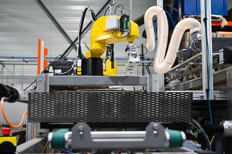 Robot-FANUC-SCARA-sur-machine-spéciale-Ain-Rhône-Isère